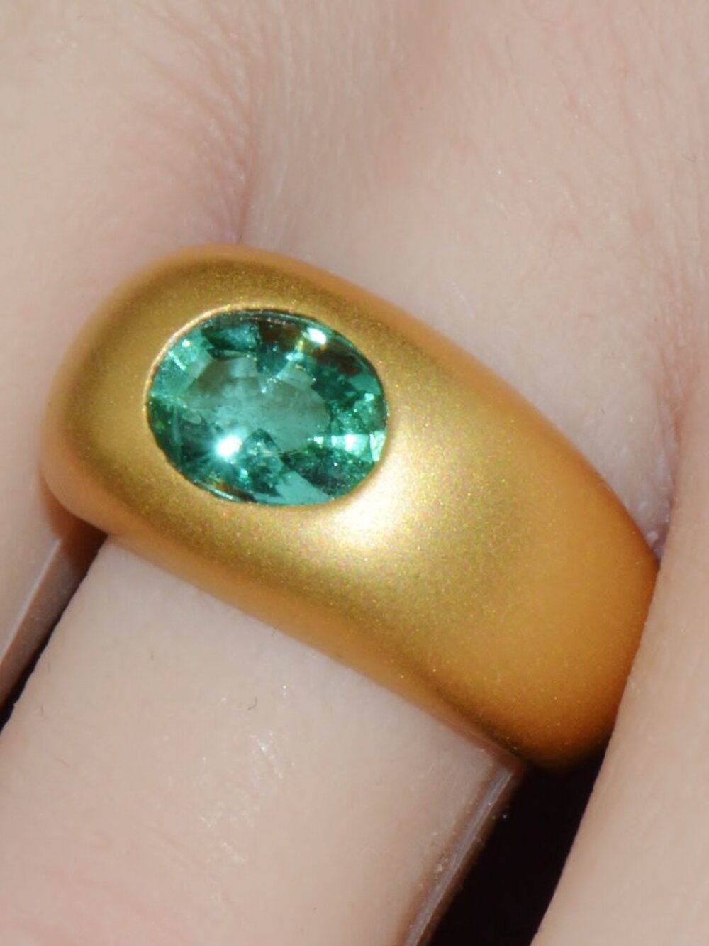 Certified Natural 1.62CTS Emerald Solid 18K Gold Dome Ring
